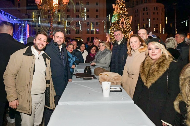 Мицкоски од плоштадот Македонија во Скопје: Заедно со нашиот народ да ја дочекаме Новата година!