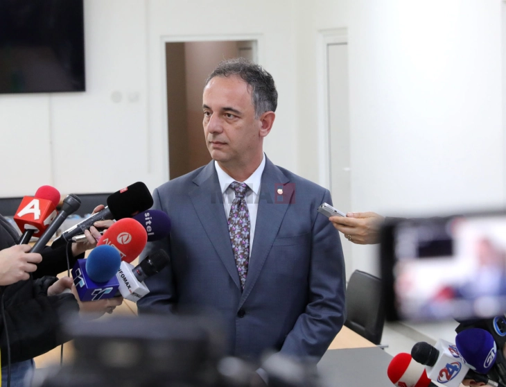 Алиу во посета на првороденото бебе на Клиниката за гинекологија (во живо)