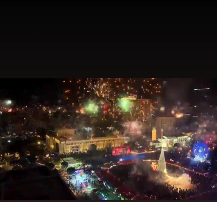 Новата година во Албанија дочекана со огномети на плоштадите, првите бебиња женски; три момчиња загинаа во сообраќајка