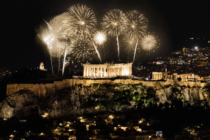 Со бесшумен огномет и шоу со дронови Атина ја дочека новата година