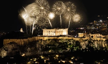 Со бесшумен огномет и шоу со дронови Атина ја дочека новата година