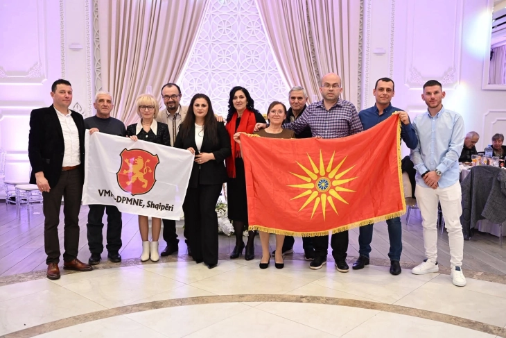 Честитки за среќна 2026 година упатија друштвата и партијата на Македонците во Албанија, со порака за зачувување на македонскиот идентитет