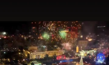 Viti i Ri në Shqipëri u prit me fishekzjarre në sheshe, foshnjat e para janë vajza; tre djem humbën jetën në një aksident rrugor