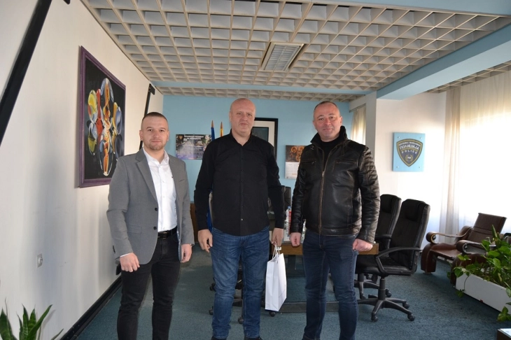 Кочанскиот градоначалникот Грозданов ги посети дежурните противпожарни и полициски служби