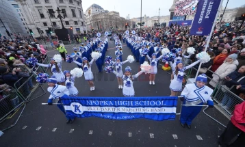 Илјадници луѓе излегоа на улиците на Лондон за шарената новогодишна парада