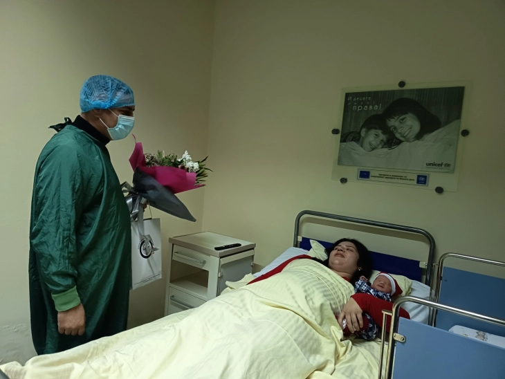 Градоначалникот на Кавадарци го посети првото бебе родено оваа година 