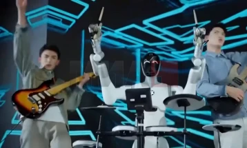 Луѓе и роботи во заеднички настапи за Нова година во Кина