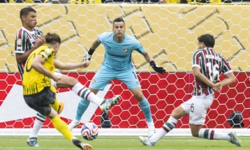 Рекордерот ја продолжува својата фудбалска кариера