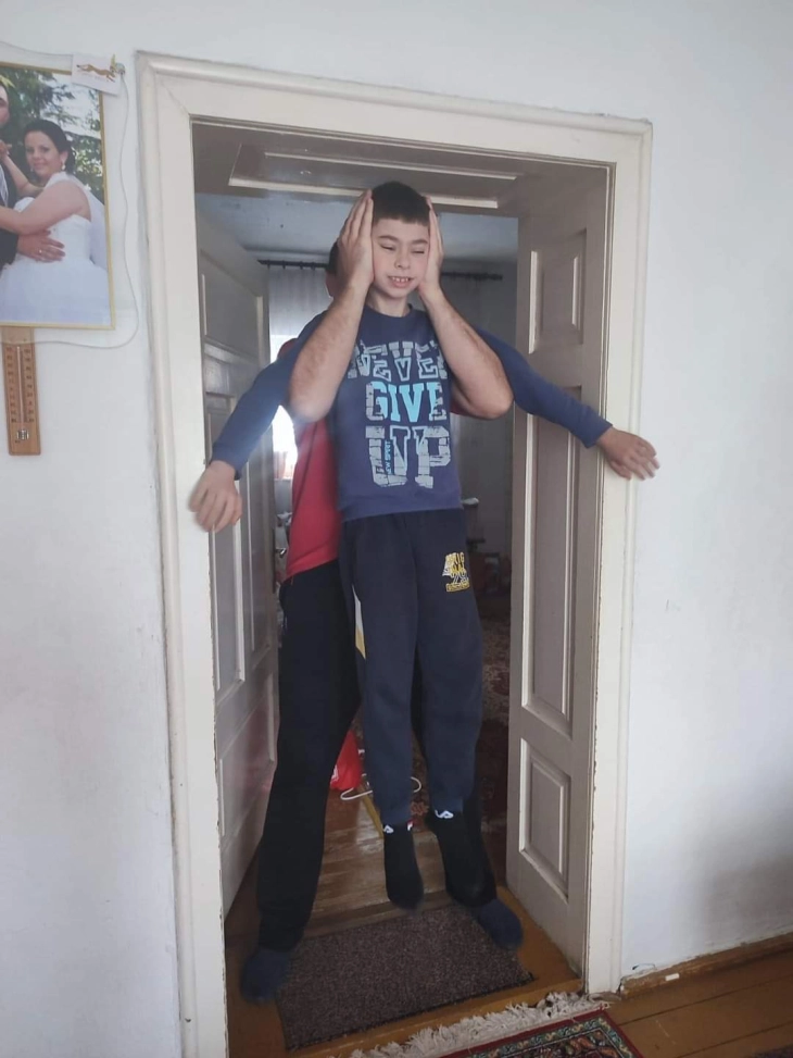 Тиквешани со подигање на децата на куќниот праг го одбележуваат денешниот празник Игнатовден 