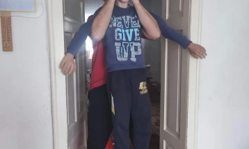 Тиквешани со подигање на децата на куќниот праг го одбележуваат денешниот празник Игнатовден 