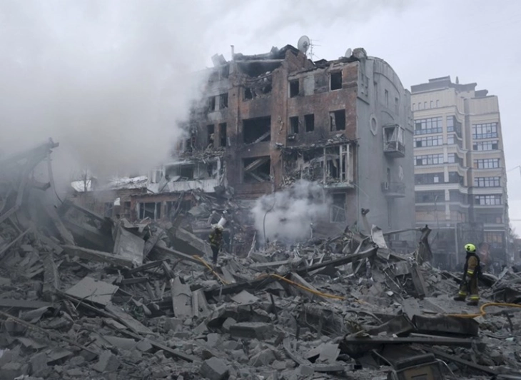 Të paktën 25 të lënduar në sulmin me raketa mbi një ndërtesë banimi në Harkov