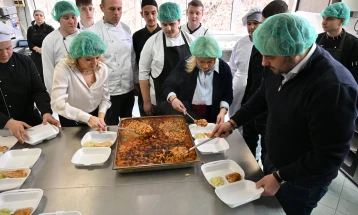 Shpërndahen mbi 250 racione të ngrohta në pikën e të pastrehëve të Kryqit të Kuq në Shkup