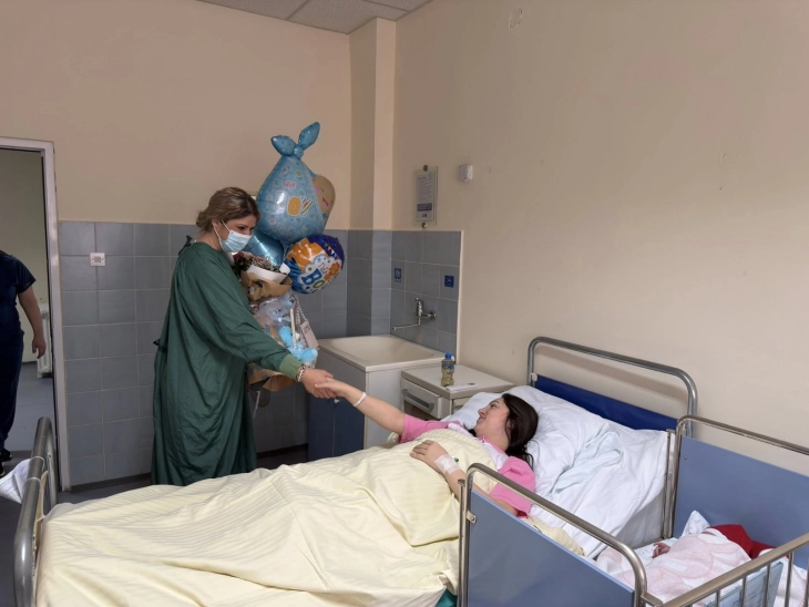 Неготинската градоначалничка го посети првото бебе во 2026 од Неготино