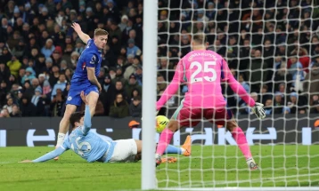 Фернандез со гол во судиското надополнување го спаси Челзи од пораз против Манчестер сити