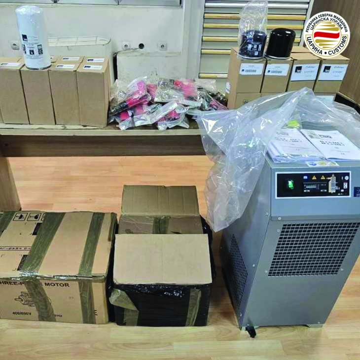 Царина спречи обиди за шверц на мобилни телефони, парфеми, над два тони храна, суплементи, тутун и живи птици