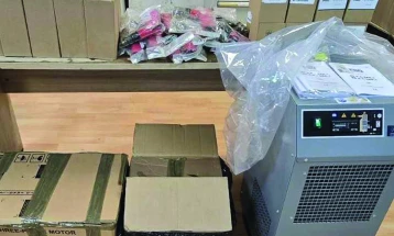 Царина спречи обиди за шверц на мобилни телефони, парфеми, над два тони храна, суплементи, тутун и живи птици