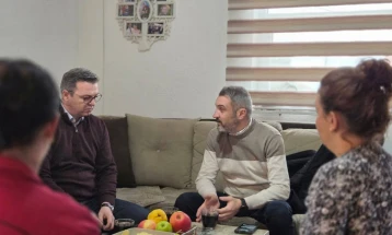 Министерот Трипуновски во посета на Росоман, поделени пакетчиња на деца од земјоделски семејства 