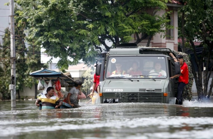Во ненадејни поплави во Индонезија 14 мртви, 18 повредени и повеќе од 400 евакуирани