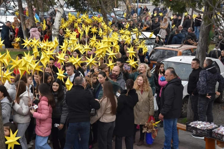 Дечињата од Бадниковата поворка го најавија Христовото раѓање