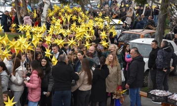 Дечињата од Бадниковата поворка го најавија Христовото раѓање