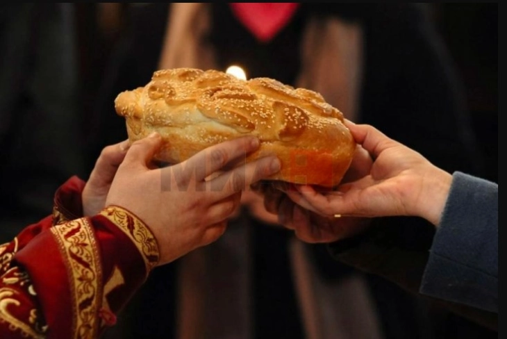 Лепче со паричка на Бадник или на Василица