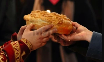 Лепче со паричка на Бадник или на Василица