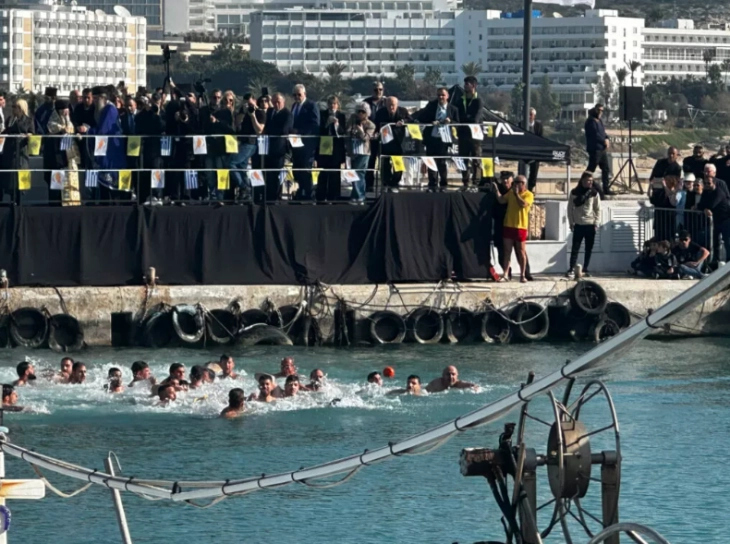 Полициска потрага во кипарскиот град Лимасол по лицето кое го фатило светиот крст и побегнало