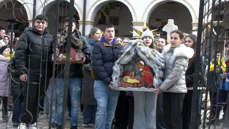 Бадниковата поворка во Штип го најави Христовото раѓање