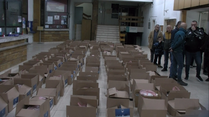 Бадникови и божиќни пакети обезбеди Општина Штип за социјално ранливите семејства