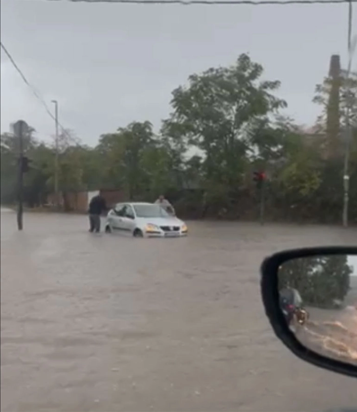 Обилни дождови предизвикаа поплави во Црна Гора, најпогодени се Никшиќ и Даниловград