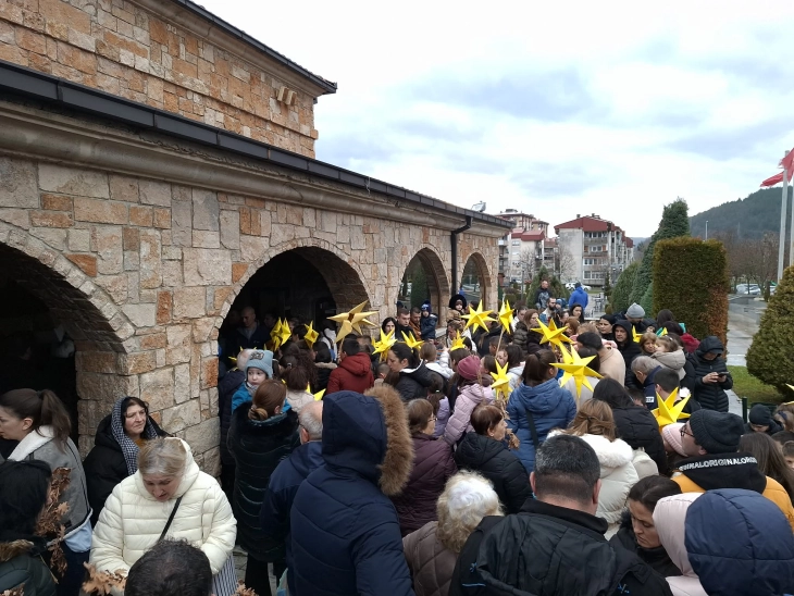 Со Божествена литургија и Бадникова поворка во Македонска Каменица одбележан празникот Бадник