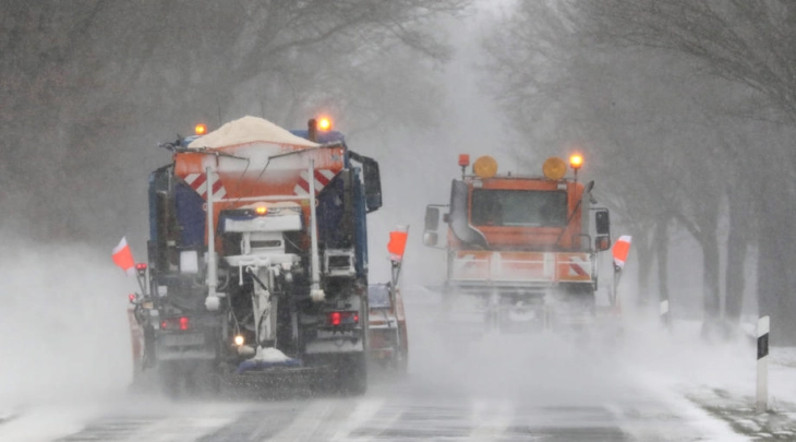 Borë, shi dhe temperatura të ulëta në mbarë Evrpopën, janë mbyllur shkollat dhe janë anuluar fluturimet