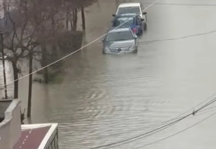 Поплави во повеќе градови во Албанија, најкритично во Драч, Лежа и Кукс, има прекин во наставата и почната е евакуација
