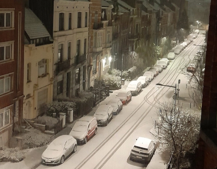 Снегот предизвика колони на патиштата и прекини во авиосообраќајот во Белгија и Холандија