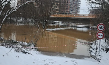 Ибар се излеа во северниот дел на Косовска Митровица, десет лица се евакуирани