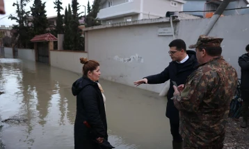 Дожд и снег ја „окупираат“ Албанија, регистрирана и првата жртва