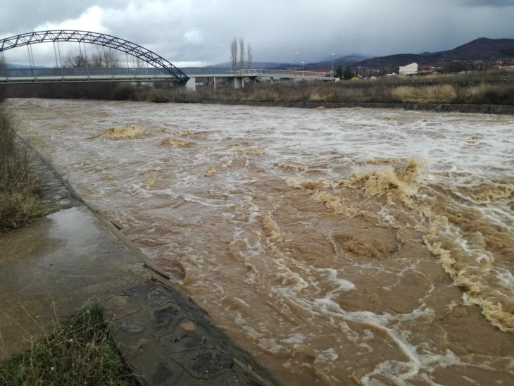 ЦУК: Обилните врнежи предизвикаа излевања реки во Кочанско и во Охридско