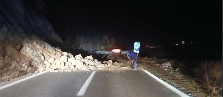 МВР: Одрон на автопатот Скопје - Велес, поплави во Крушевско и забрана за камиони на патот Струга - Ќафасан