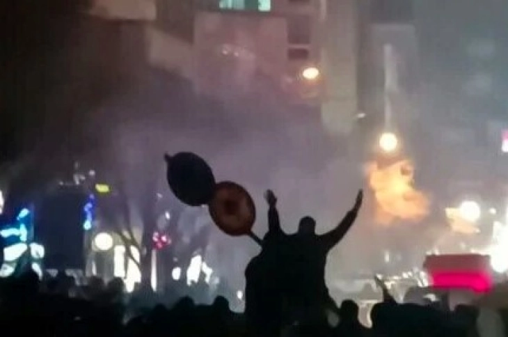 Fresh protests grip Iran as death toll rises, internet stays cut