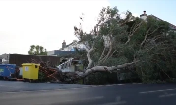 Велика Британија и понатаму под предупредување за опасни временски услови