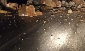 QMK: Në drejtimin rrugor Tetovë-Banjë ka rënë një shkëmb i madh në rrugë, kompetentët po ndërmarrin masa