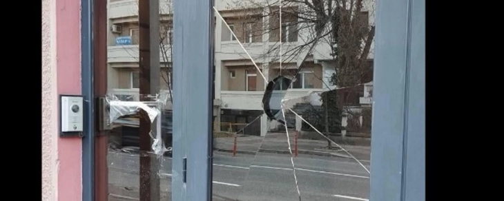 MPB: Ka paraqitje për dëmtim të xhamit në derën hyrëse të Ambadsadës së Bullgarisë