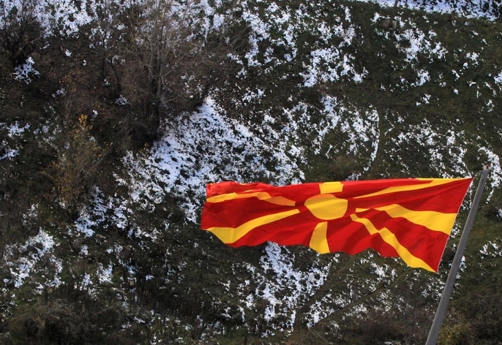 Mot i ftohtë dhe i ndryshueshëm me erë të fuqishme veriore