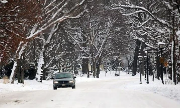 Обилните снежни врнежи и дожд ја комплицираат ситуацијата во Албанија и Косово; Албанските вооружени сили трагаат по маж однесен од надојдена река