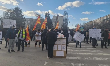 Протест на кумановци за ретроактивно оданочување
