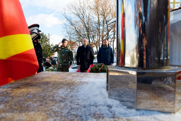 Ministri Misajllovski dhe gjenerali Lafçinski vendosen kurora lulesh në memorialin afër Bllacës së Katllanovës me rastin e 18 vjetorit të aksidentit me helikopter
