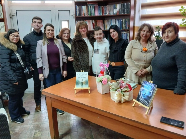 Во Пехчево промовирани книги за аутизмот од Амела Мемиш Апостоловска