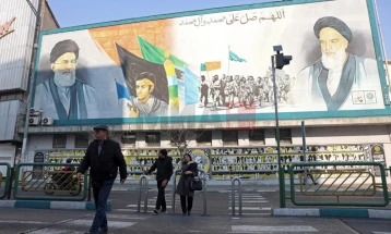 Иранците добиваат СМС пораки со предупредување да внимаваат на своите тинејџери