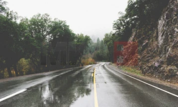 Komunikacioni zhvillohet pa ndërprerë, në disa vende nëpër rrugë të lagështa