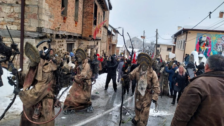 Defile tradicionale nën maska në Karnavalin e Vevçanit
